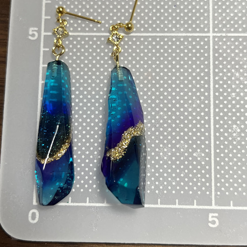 幻想的なレジン鉱物ピアス・イヤリング フローライト風 鉱石 ピアス