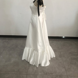 美容產品！婚紗荷葉邊荷葉邊露肩禮服絲帶背面展示婚前婚禮第二方 第3張的照片