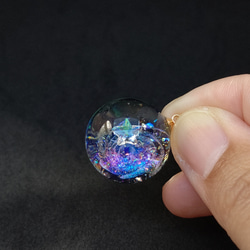 スタージルコニアが輝くカラフルな宇宙玉レジンの球体ネックレス 6枚目の画像