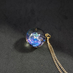 スタージルコニアが輝くカラフルな宇宙玉レジンの球体ネックレス 2枚目の画像