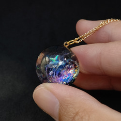 スタージルコニアが輝くカラフルな宇宙玉レジンの球体ネックレス 5枚目の画像