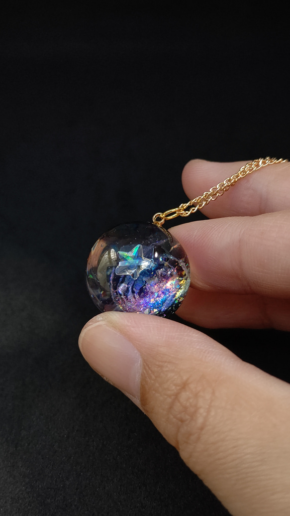 スタージルコニアが輝くカラフルな宇宙玉レジンの球体ネックレス 5枚目の画像