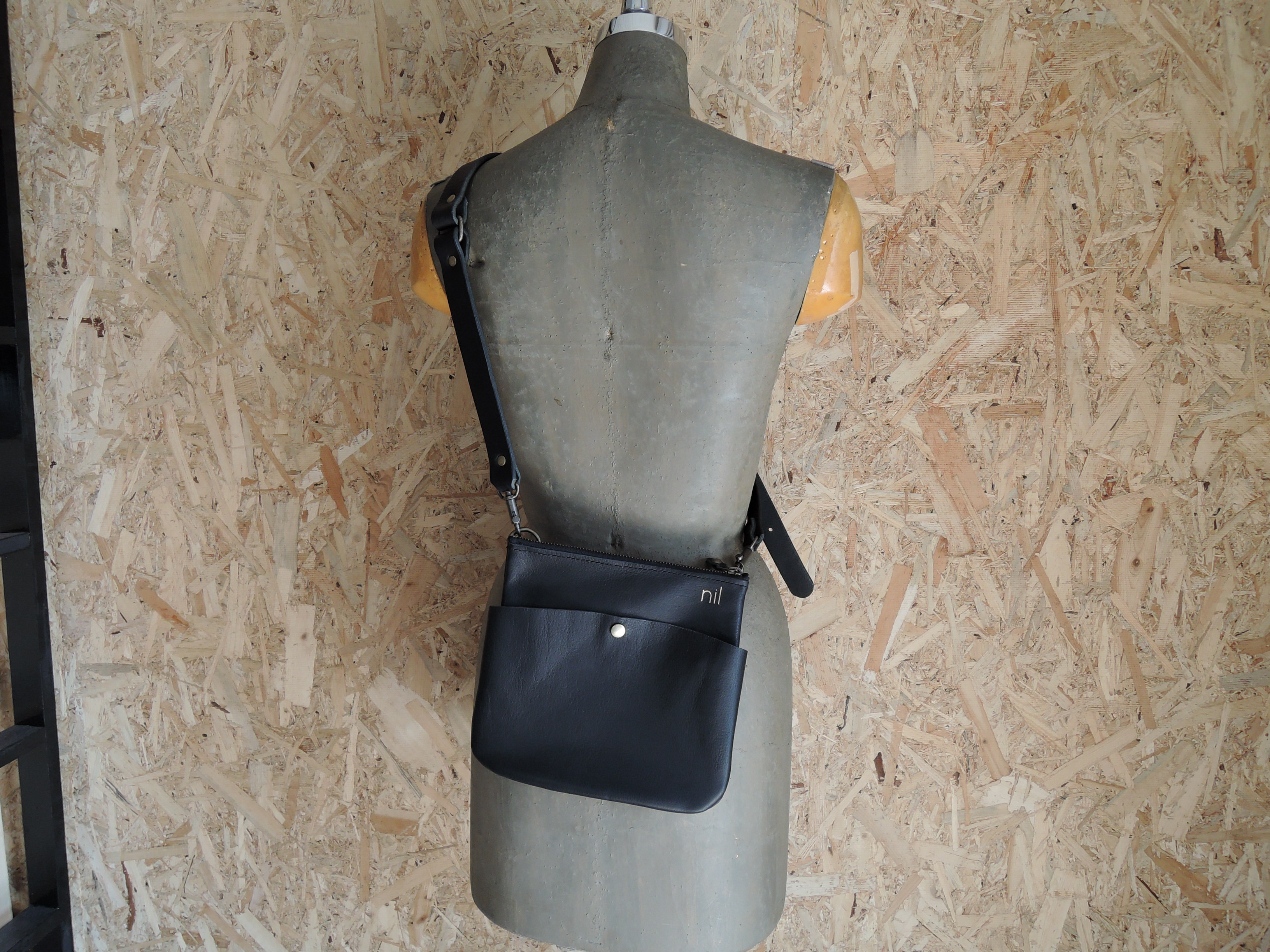 【nil】神戸 金箔 箔押し レザー サコッシュ 2wayミニマルチポーチ ショルダーバッグ ブラック pouch-H