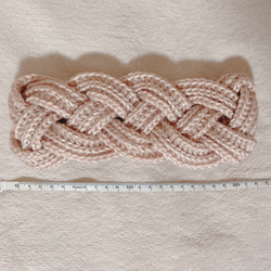 ベージュ　ヘアバンド　4つ編みでシンプルながらも華やかでかわいい　締め付け感なくゆったり着用できるサイズ感　上品 7枚目の画像