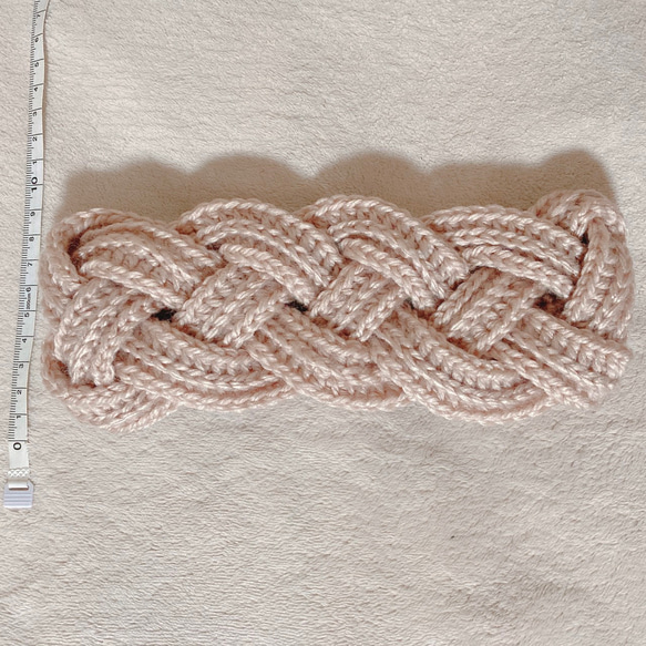 ベージュ　ヘアバンド　4つ編みでシンプルながらも華やかでかわいい　締め付け感なくゆったり着用できるサイズ感　上品 8枚目の画像