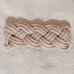 ベージュ　ヘアバンド　4つ編みでシンプルながらも華やかでかわいい　締め付け感なくゆったり着用できるサイズ感　上品 6枚目の画像