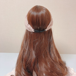 ベージュ　ヘアバンド　4つ編みでシンプルながらも華やかでかわいい　締め付け感なくゆったり着用できるサイズ感　上品 4枚目の画像