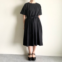 サッカー生地のワンピース（黒に小ドット） ワンピース Atelier