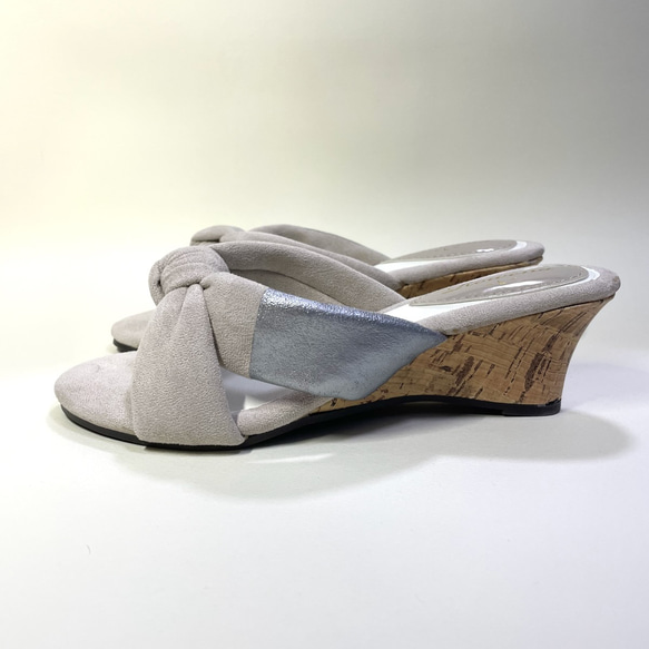 ◆特價◆ 每腳柔軟雙色絲帶穆勒涼鞋（灰米色 × 橡膠銀） LL 碼 第4張的照片