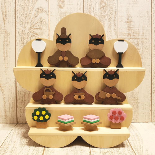 ☆受注制作☆ひなまつり☆桃の花型木製の柴犬（黒柴）三段飾り雛人形