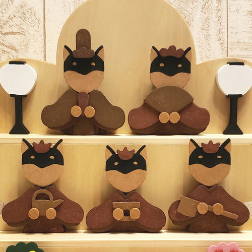 ☆受注制作☆ひなまつり☆桃の花型木製の柴犬（黒柴）三段飾り雛人形