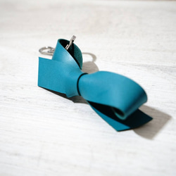 ターコイズブルーの可愛いリボンキーホールダー レザーキーリング 革小物 可愛いキーリング 1枚目の画像