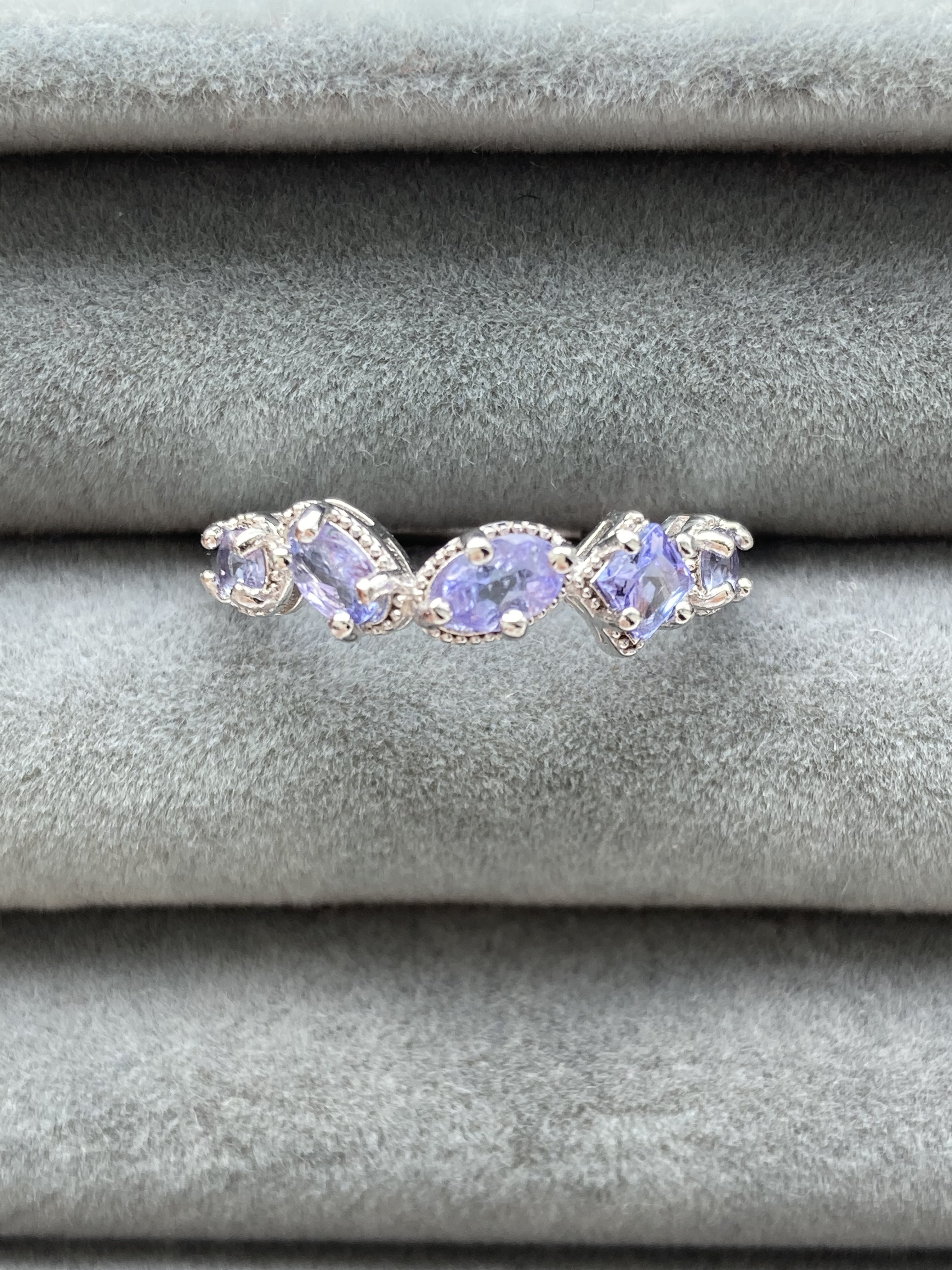 タンザナイト　5粒　スクエアオーバルラウンドシェイプ　フリーサイズリング　指輪　ロジウムコーティングシルバー925