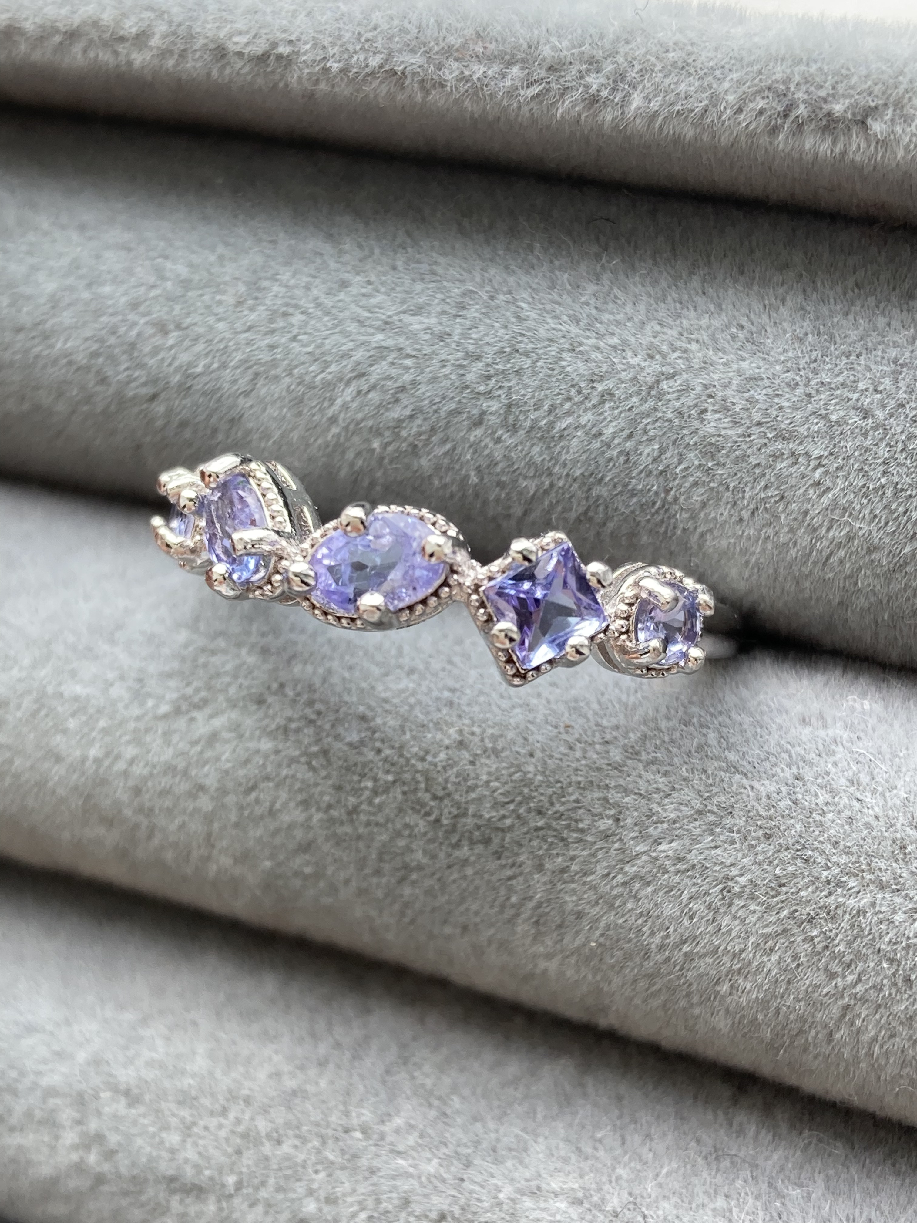 タンザナイト　5粒　スクエアオーバルラウンドシェイプ　フリーサイズリング　指輪　ロジウムコーティングシルバー925