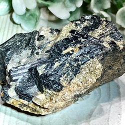ポジティブ˚✧₊⁎ゴールデンマイカ　原石　ラフストーン　ブラックトルマリン 共生 2枚目の画像