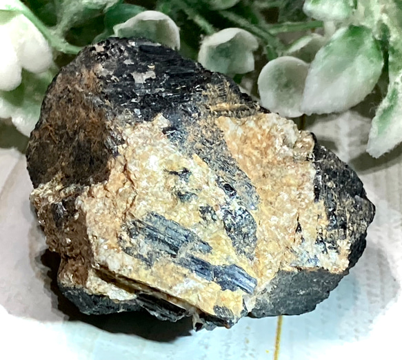 ポジティブ˚✧₊⁎ゴールデンマイカ　原石　ラフストーン　ブラックトルマリン 共生 1枚目の画像