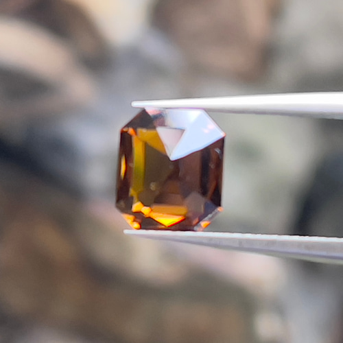 トルマリンルース 茶色トルマリン 2.15 カラット 美しい シザー カット