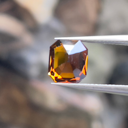 トルマリンルース 茶色トルマリン 2.15 カラット 美しい シザー カット
