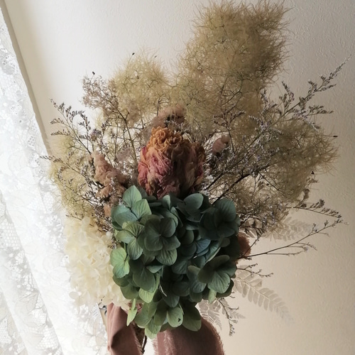 アンティーク紫陽花にスモークツリー、芍薬が美しいドライフラワー