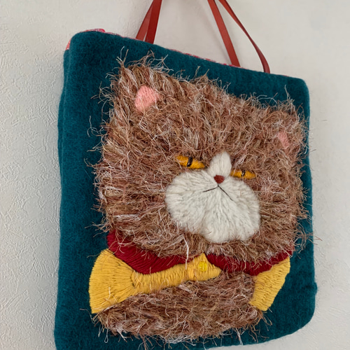 考えるモジャモジャ猫さん 羊毛フェルト生地のバッグ ハンドバッグ は