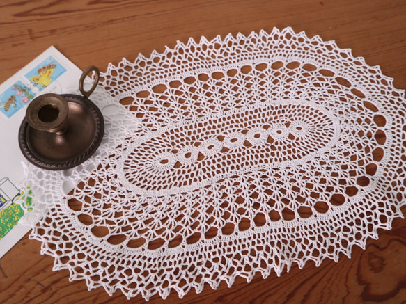 フランスの手仕事/繊細な手編みクロッシェ レース オーバル型 ドイリー テーブルマット  (ヴィンテージ) 1枚目の画像