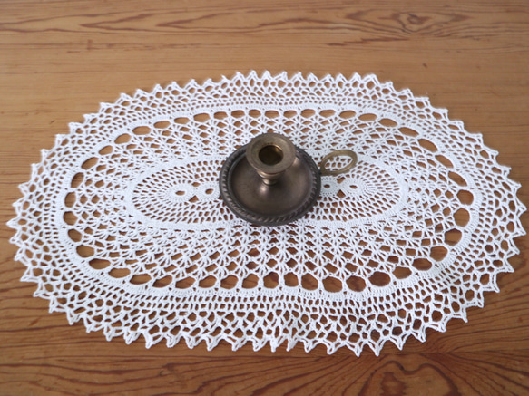 フランスの手仕事/繊細な手編みクロッシェ レース オーバル型 ドイリー テーブルマット  (ヴィンテージ) 3枚目の画像