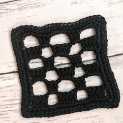 手編みのコースター　ミニドイリー　2枚セット　黒　生成り　コットン　 4枚目の画像