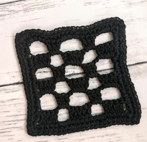 手編みのコースター　ミニドイリー　2枚セット　黒　生成り　コットン　 4枚目の画像