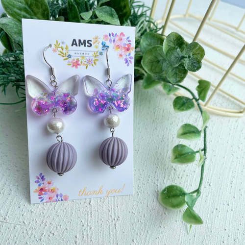 大ぶり紫レジンの蝶々ピアス／ピアス(Black/purple) ピアス（フープ  