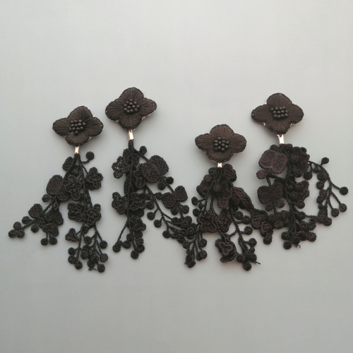 オールブラックのお花刺繍ピアス/イヤリング(レースタッセル 