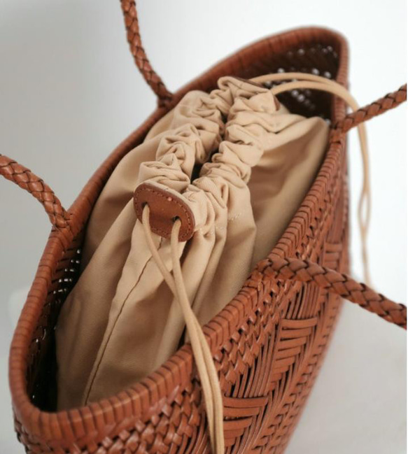 【受注製作】手編み牛革ショルダトートバッグしっかりとした編み込み　ホワイト 4枚目の画像