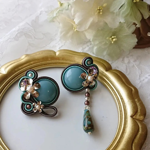 お花と揺れる半貴石のソウタシエ ピアス・イヤリング カボション18mm