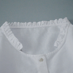 綿麻素材　襟元フリル付き大人可愛い半袖トップス♪ 3枚目の画像