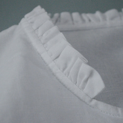 綿麻素材　襟元フリル付き大人可愛い半袖トップス♪ 4枚目の画像