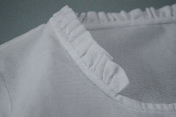 綿麻素材　襟元フリル付き大人可愛い半袖トップス♪ 4枚目の画像