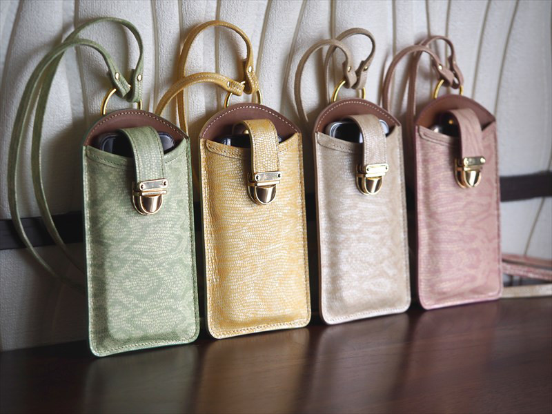 今だけ特別価格！★大人のためのイタリアンレザー・贅沢スマホポシェット★エレガンスパイソンデザイン