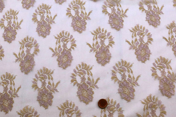 ラメチュールレース生地　うす茶紫・金と銀ラメ　（約110ｃｍ×約50ｃｍ）　【ハンドメイドのための小さな布】　la767 1枚目の画像