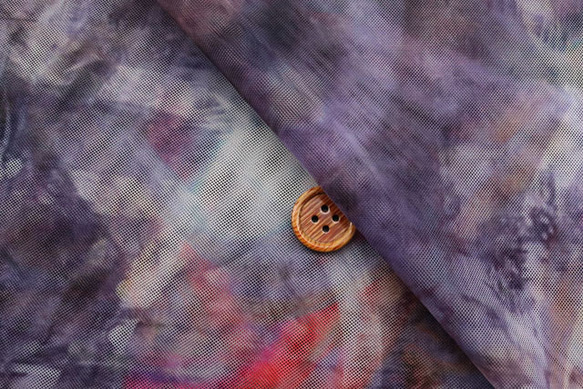 チュールニットプリント生地　ぼかし柄　紫系　（約115ｃｍ×約50ｃｍ）　【ハンドメイドのための小さな布】　p2041 2枚目の画像