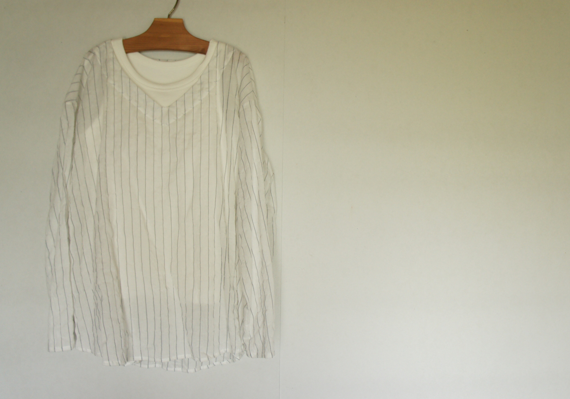 ホワイトストライプのVネックブラウス