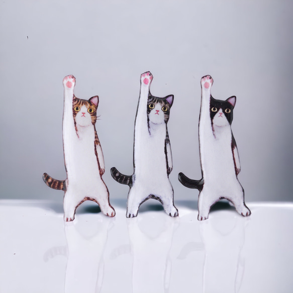 再販＊「ハイッ！」ネコブローチ(茶トラ/サバトラ/白黒) ブローチ  