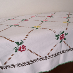 フランスの手仕事/可愛い色とりどりのバラの手刺繍と手編みレース 大判生地 テーブルクロス (ヴィンテージ ブロカント) 9枚目の画像