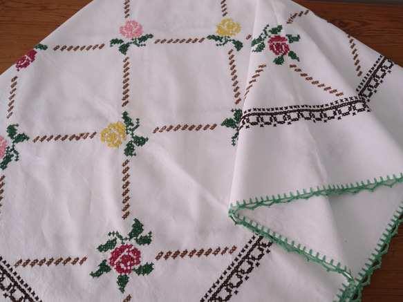フランスの手仕事/可愛い色とりどりのバラの手刺繍と手編みレース 大判生地 テーブルクロス (ヴィンテージ ブロカント) 13枚目の画像