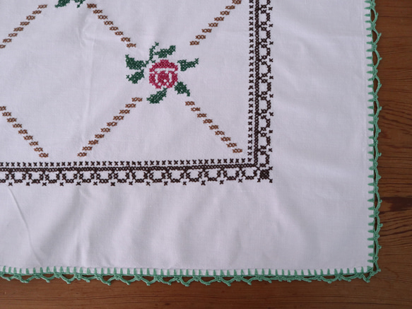 フランスの手仕事/可愛い色とりどりのバラの手刺繍と手編みレース 大判生地 テーブルクロス (ヴィンテージ ブロカント) 11枚目の画像