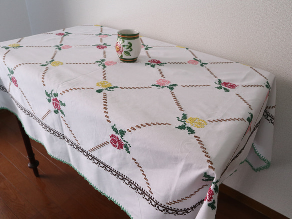 フランスの手仕事/可愛い色とりどりのバラの手刺繍と手編みレース 大判生地 テーブルクロス (ヴィンテージ ブロカント) 3枚目の画像