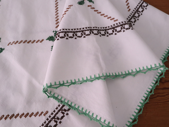 フランスの手仕事/可愛い色とりどりのバラの手刺繍と手編みレース 大判生地 テーブルクロス (ヴィンテージ ブロカント) 12枚目の画像
