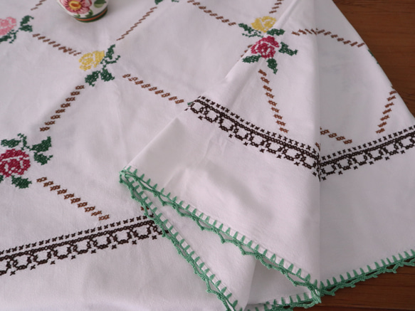 フランスの手仕事/可愛い色とりどりのバラの手刺繍と手編みレース 大判生地 テーブルクロス (ヴィンテージ ブロカント) 17枚目の画像