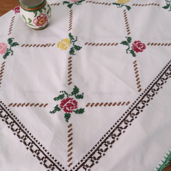 フランスの手仕事/可愛い色とりどりのバラの手刺繍と手編みレース 大判生地 テーブルクロス (ヴィンテージ ブロカント) 15枚目の画像