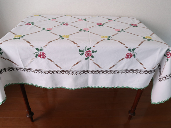 フランスの手仕事/可愛い色とりどりのバラの手刺繍と手編みレース 大判生地 テーブルクロス (ヴィンテージ ブロカント) 7枚目の画像