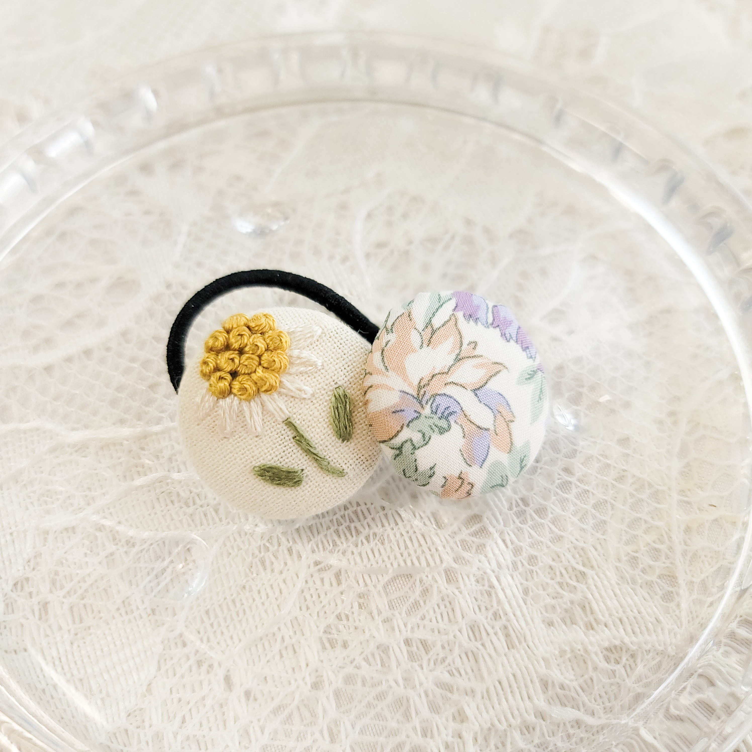 刺繍くるみボタン❁お花のイニシャルA❁ のっけ 刺繍くるみボタン❁お花のイニシャルA❁ のっけ