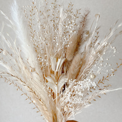 パンパスグラスと小花のミニブーケ　ホワイト　ベージュ　スワッグ　ドライフラワー 2枚目の画像